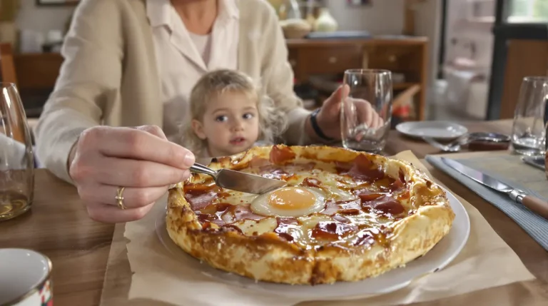 Je regarde mes petits-enfants dévorer leurs assiettes… et je me demande si un repas complet peut vraiment être aussi simple !