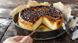 La magie du cheesecake basque : croûte caramélisée irrésistible et cœur ultra moelleux avec seulement 5 ingrédients
